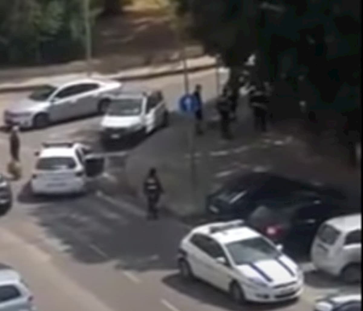 Coronavirus, a Sassari coppia va a gettare la spazzatura insieme: la lite con i vigili degenera VIDEO