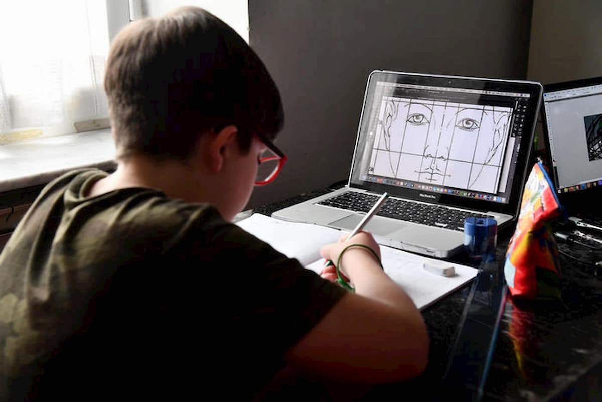 Scuola a distanza: "Genitori non suggerite!". L'appello dei prof, il video della mamma in castigo