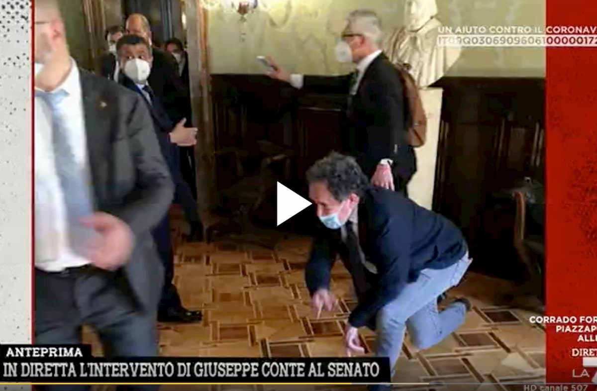 Rissa al Senato: deputato Mirabelli spinto in terra