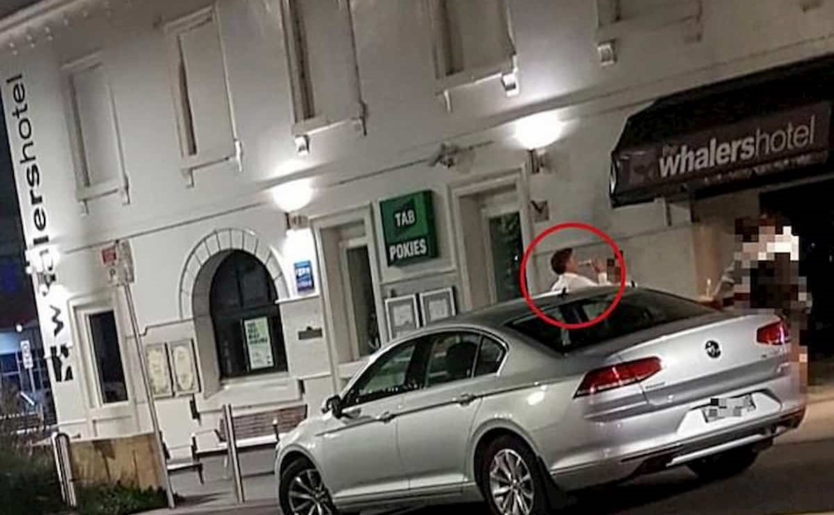 Australia, un sindaco ha violato il lockdown per una birra in compagnia: multato