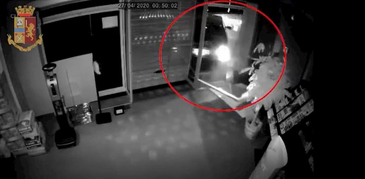 Catania, furto in farmacia con "spaccata": arrestato 42enne VIDEO