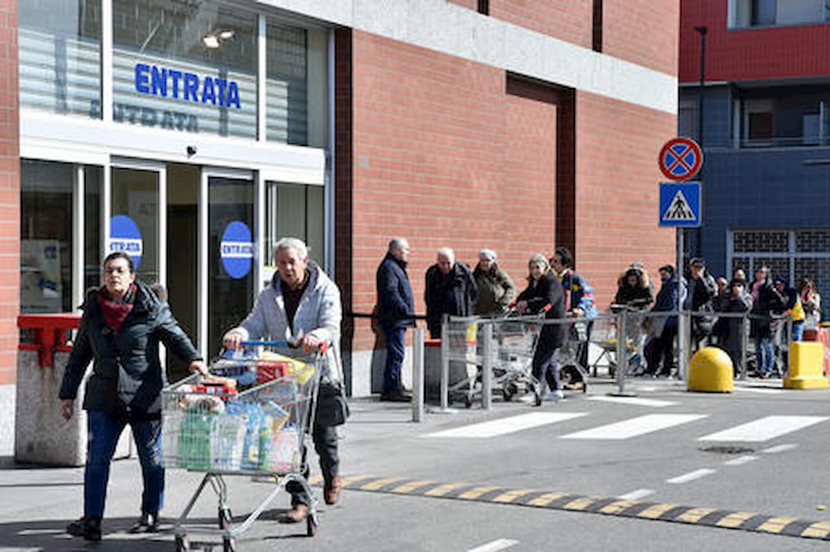 Coronavirus, a Milano troppe domande di buoni spesa: sito del Comune in tilt