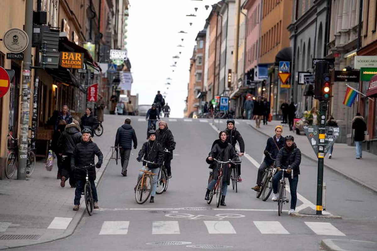 Coronavirus, italiano in Svezia: "Qui pensano sia solo un'influenza. Le mascherine non le mette nessuno"