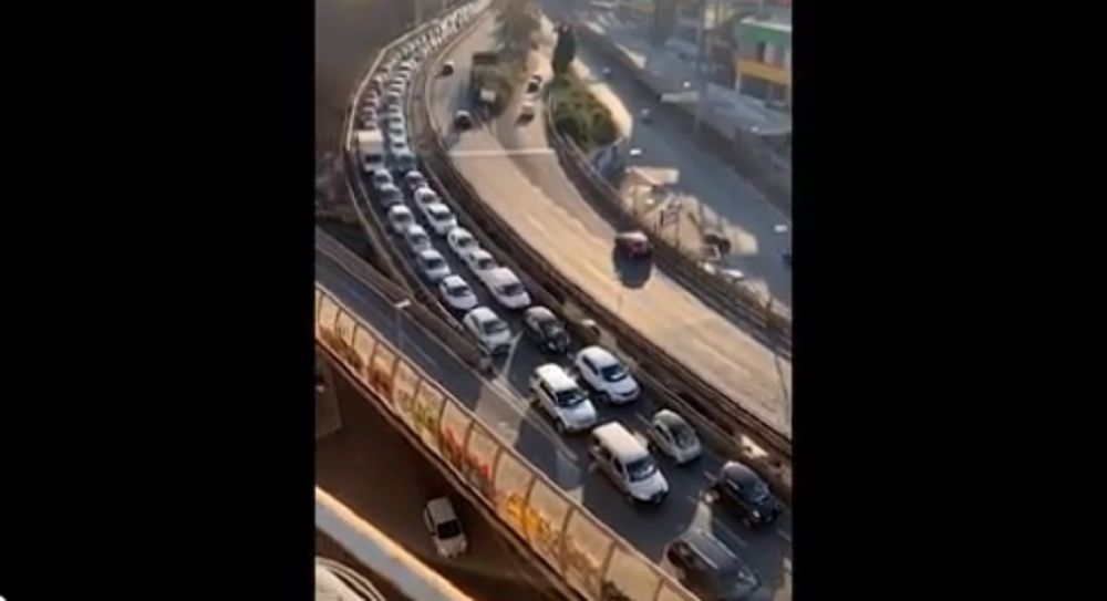 Coronavirus Roma, sulla tangenziale auto in fila. Per andare dove? VIDEO
