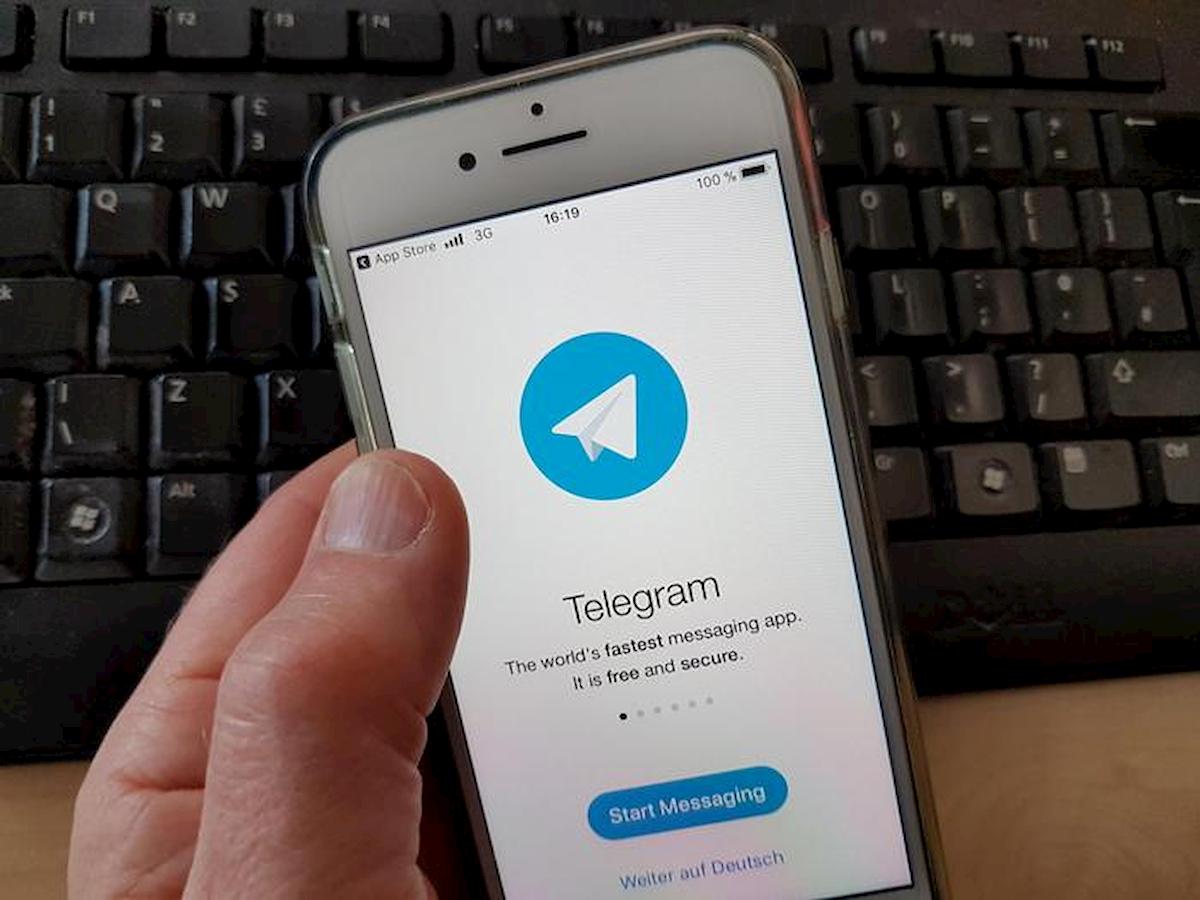 Telegram piratava i giornali, Martella blocca i canali. Ora la web-tax