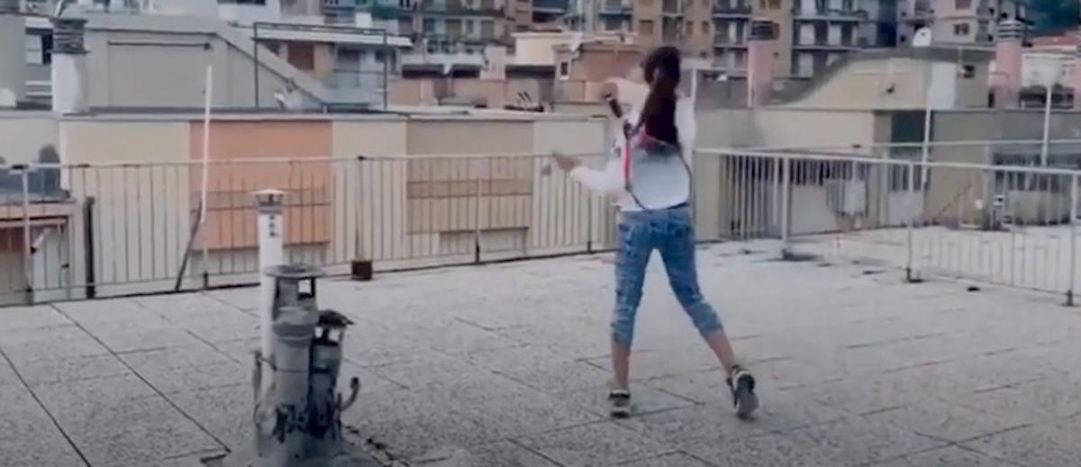 Da terrazza a terrazza, lo show delle due giovani tenniste VIDEO