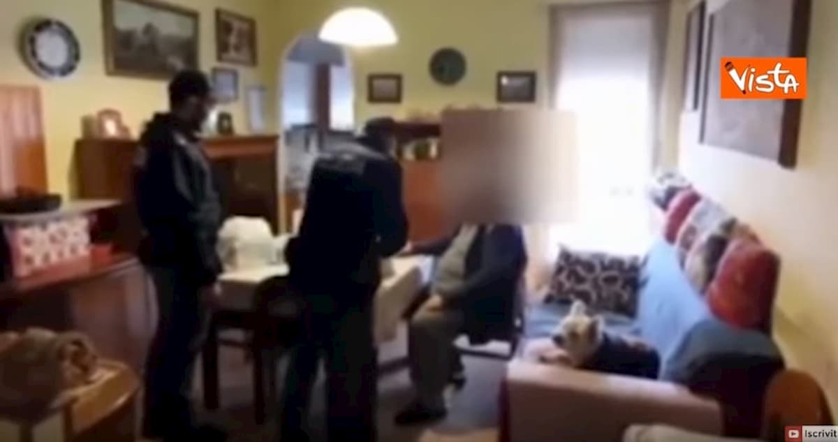 Coronavirus, a Torino anziano non ha soldi per mangiare: Polizia gli porta la spesa a casa