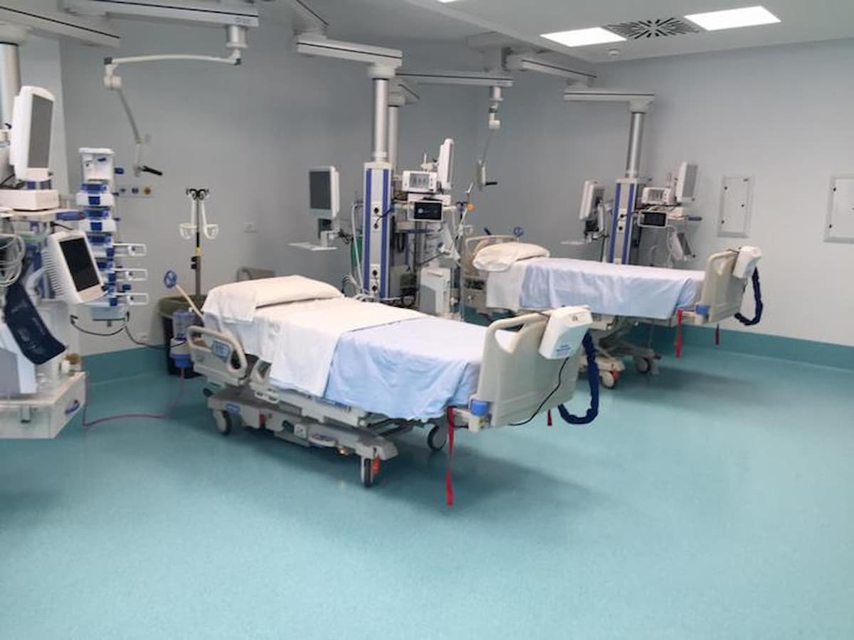 Coronavirus, in Toscana stop all'isolamento in casa: trasferimenti negli alberghi sanitari