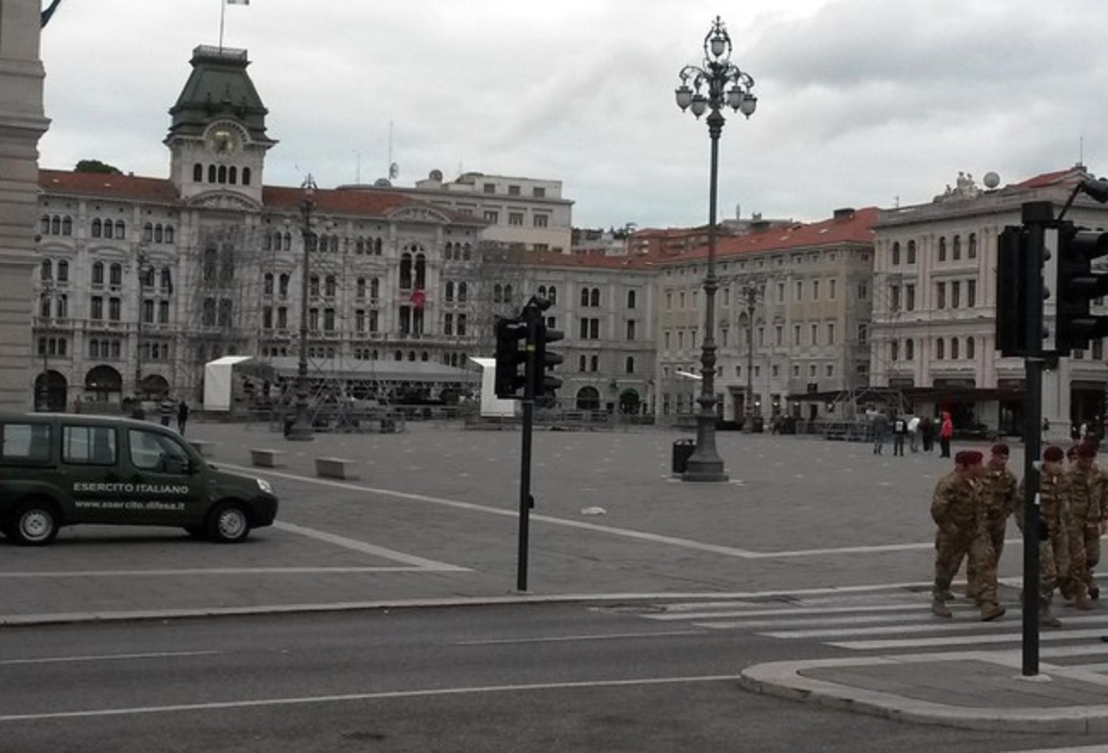 Trieste, va a farsi una nuotata in mare. Fermato dagli agenti, risponde: "Non sapevo dell'emergenza coronavirus"