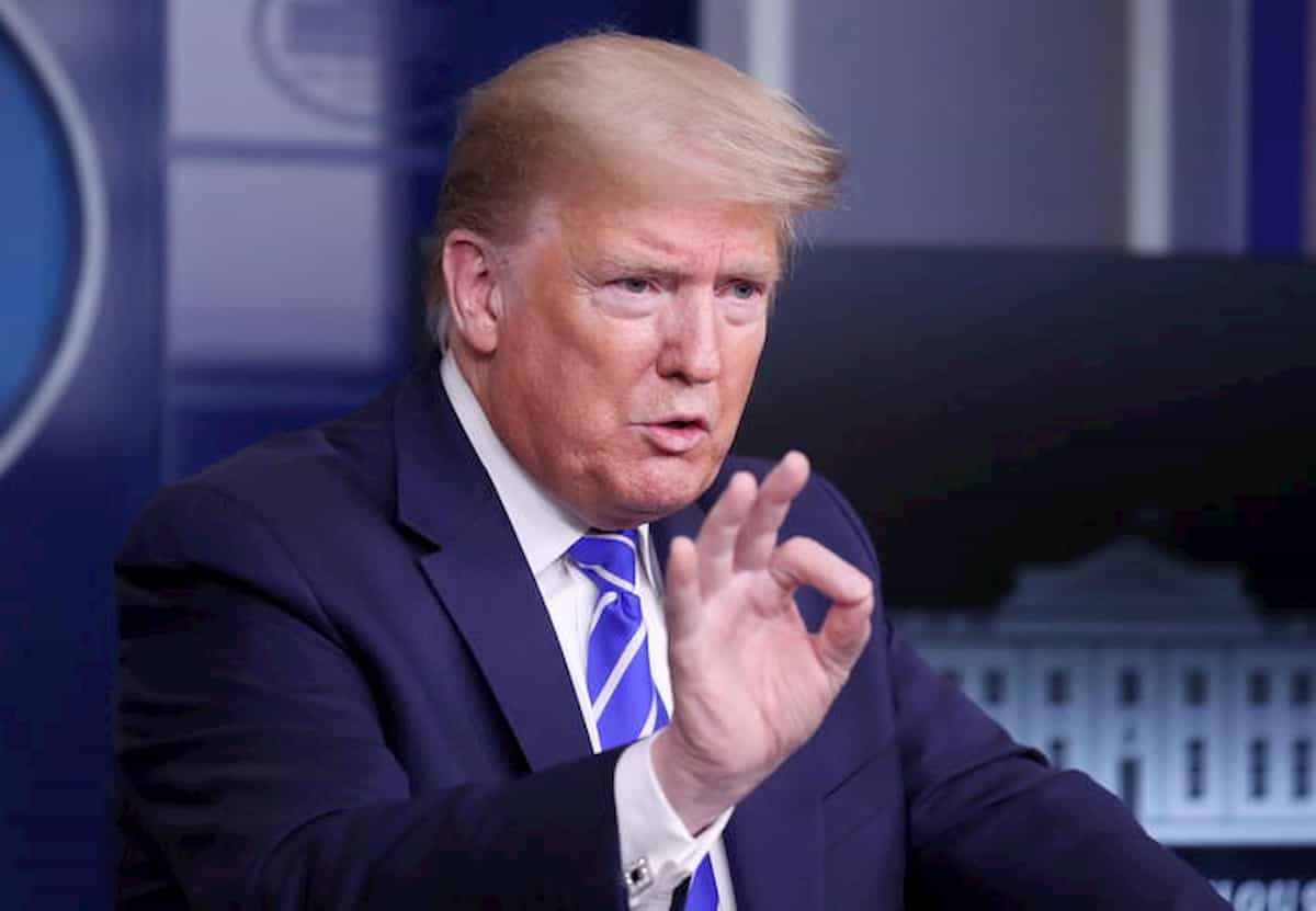 Donald Trump sciamano: avvelena coronavirus con disinfettante in vena, cuocilo con ultravioletti