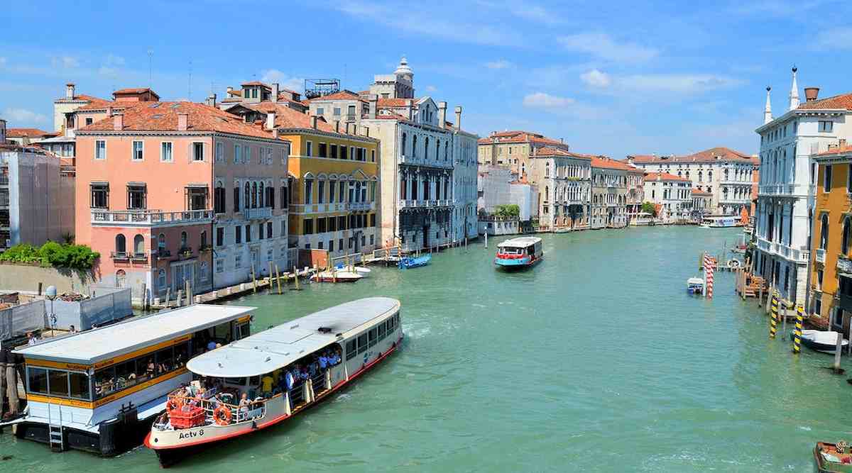 Venezia, cadono dal traghetto: annegate due donne in Laguna