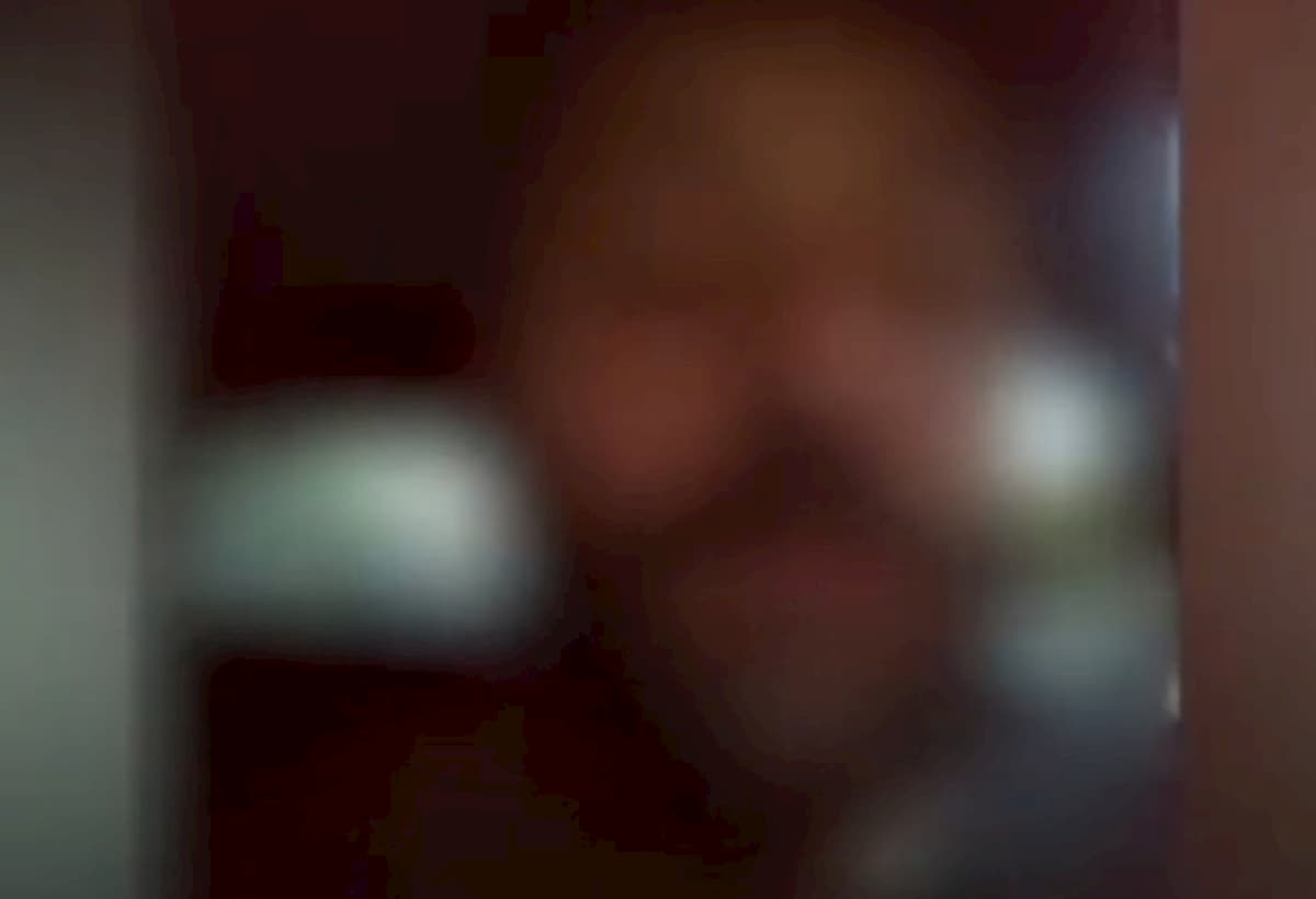 Si finge infermiere ed elude un posto di blocco, poi si vanta sui social: denunciato