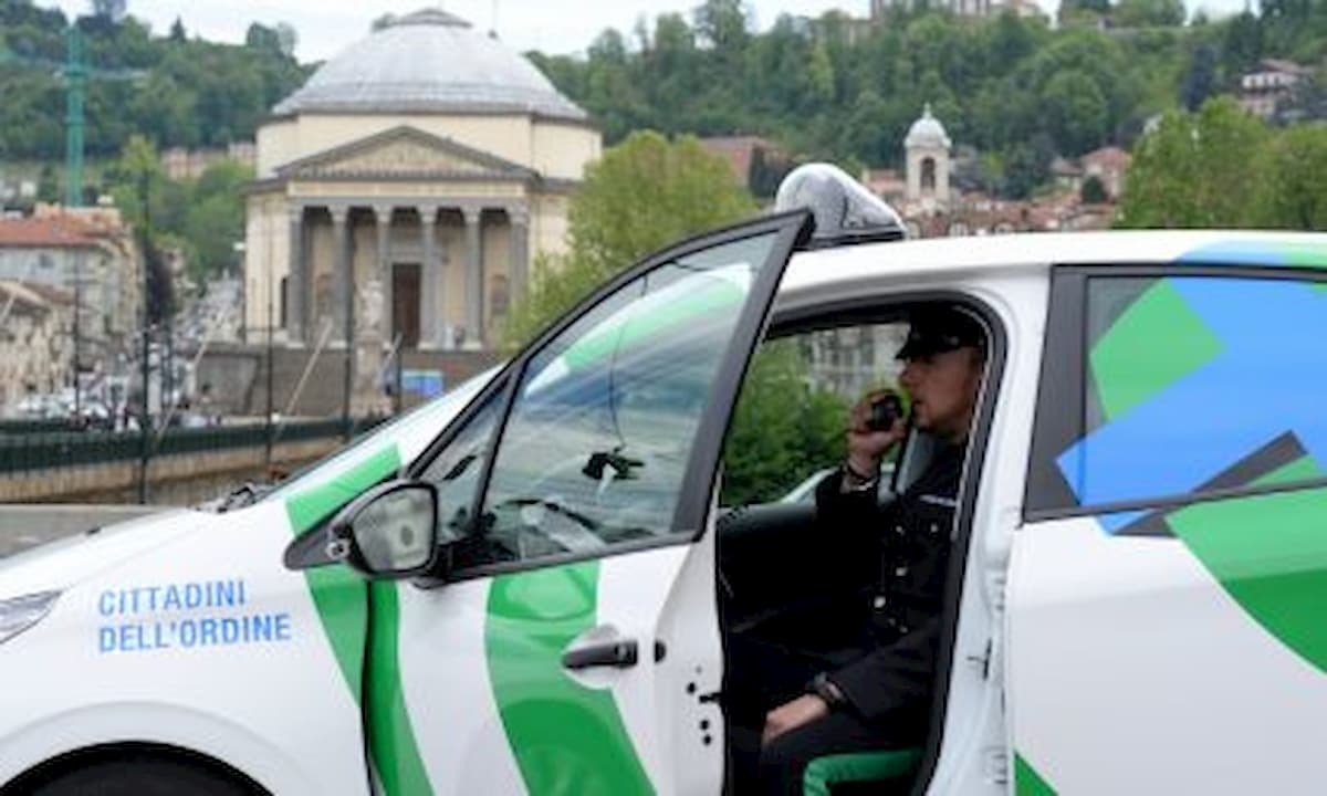 Coronavirus, a Torino vigilantes fermato mentre corre in auto per sventare un furto