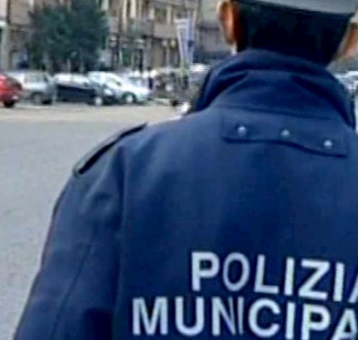 Cuorgné (Torino), scavalca la recinzione dei giardini, vicini chiamano i vigili e lei li insulta. Arrestata