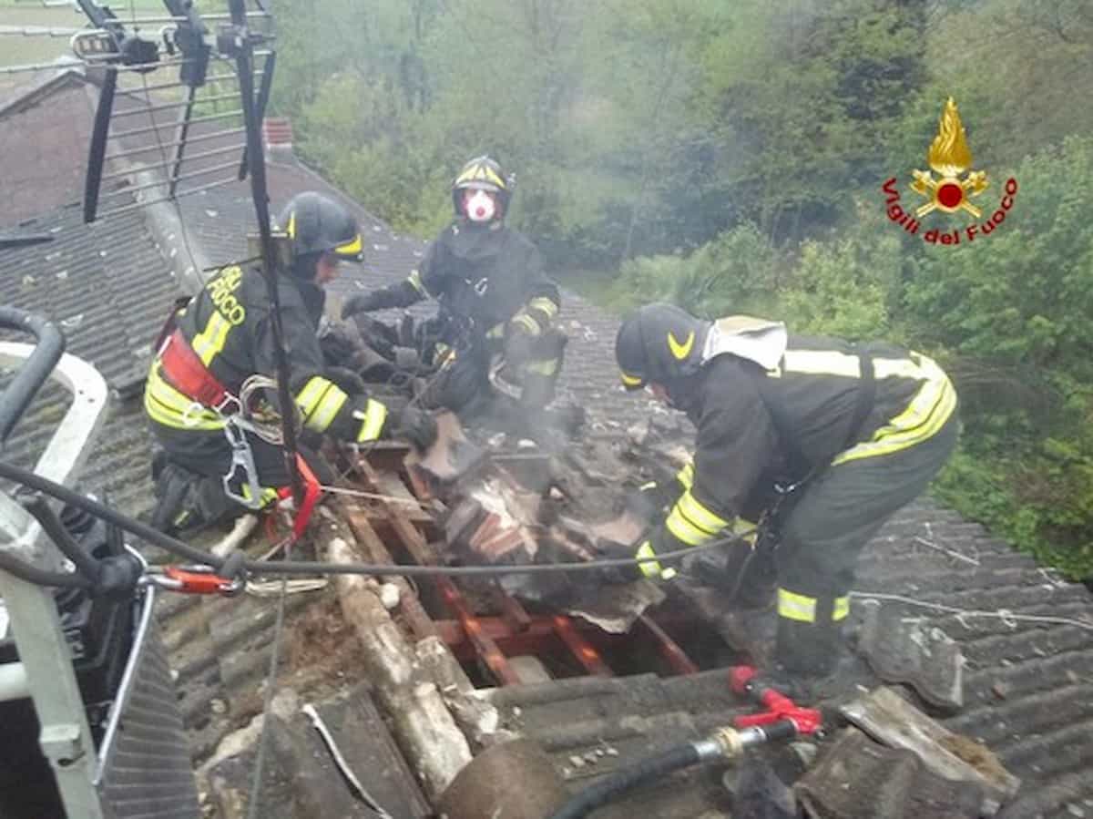 Pavia, vigili del fuoco spengono un incendio su un tetto VIDEO