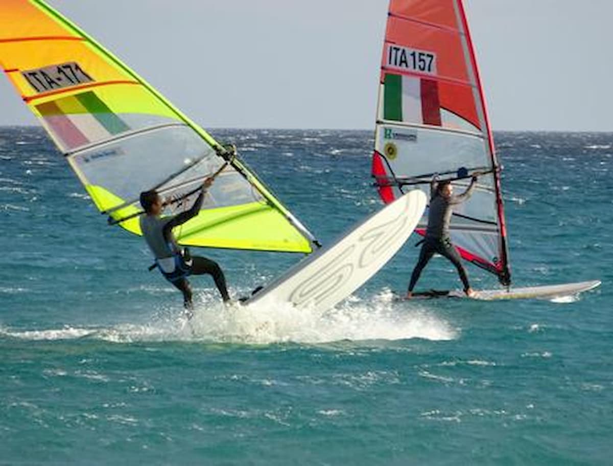 Coronavirus, fanno windsurf all'Elba: denunciati due fratelli e il padre