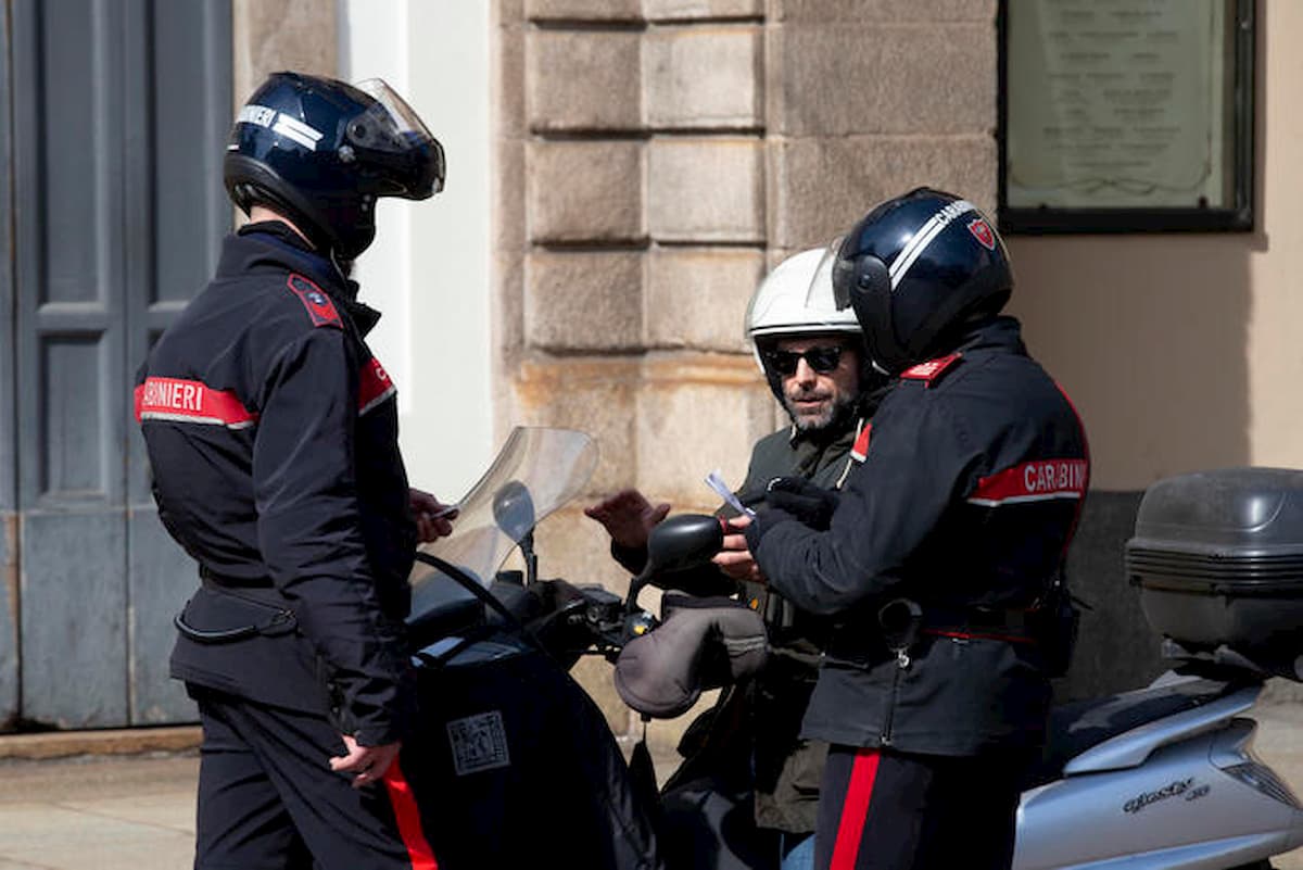 Le scuse più assurde per uscire (e non solo): dal sigaro che dà fastidio alla moglie a chi insulta gli agenti dalla finestra