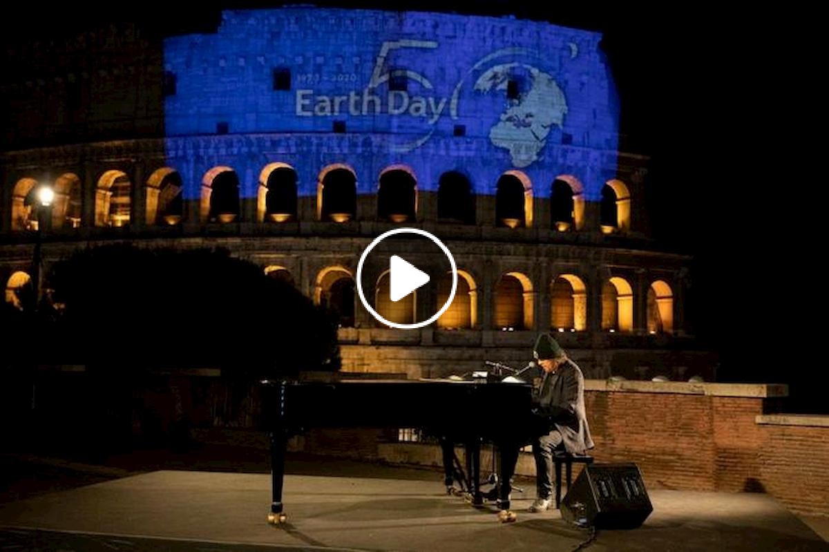 zucchero davanti al colosseo