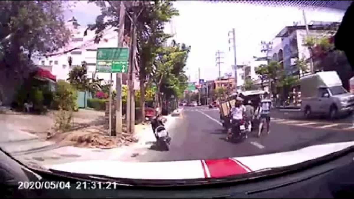 Ambulanza perde il paziente lungo la strada: il video dalla Thailandia