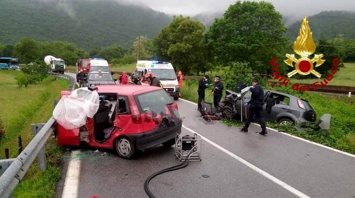 Bagnasco, frontale tra due auto: morto 85enne, ferita una 39enne