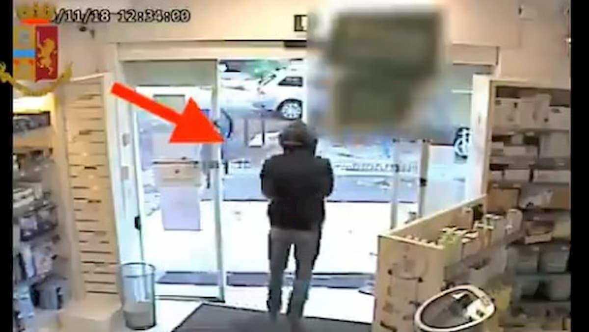 Rapine a raffica in farmacie e profumerie di Roma sud: durante inseguimento feriscono poliziotti