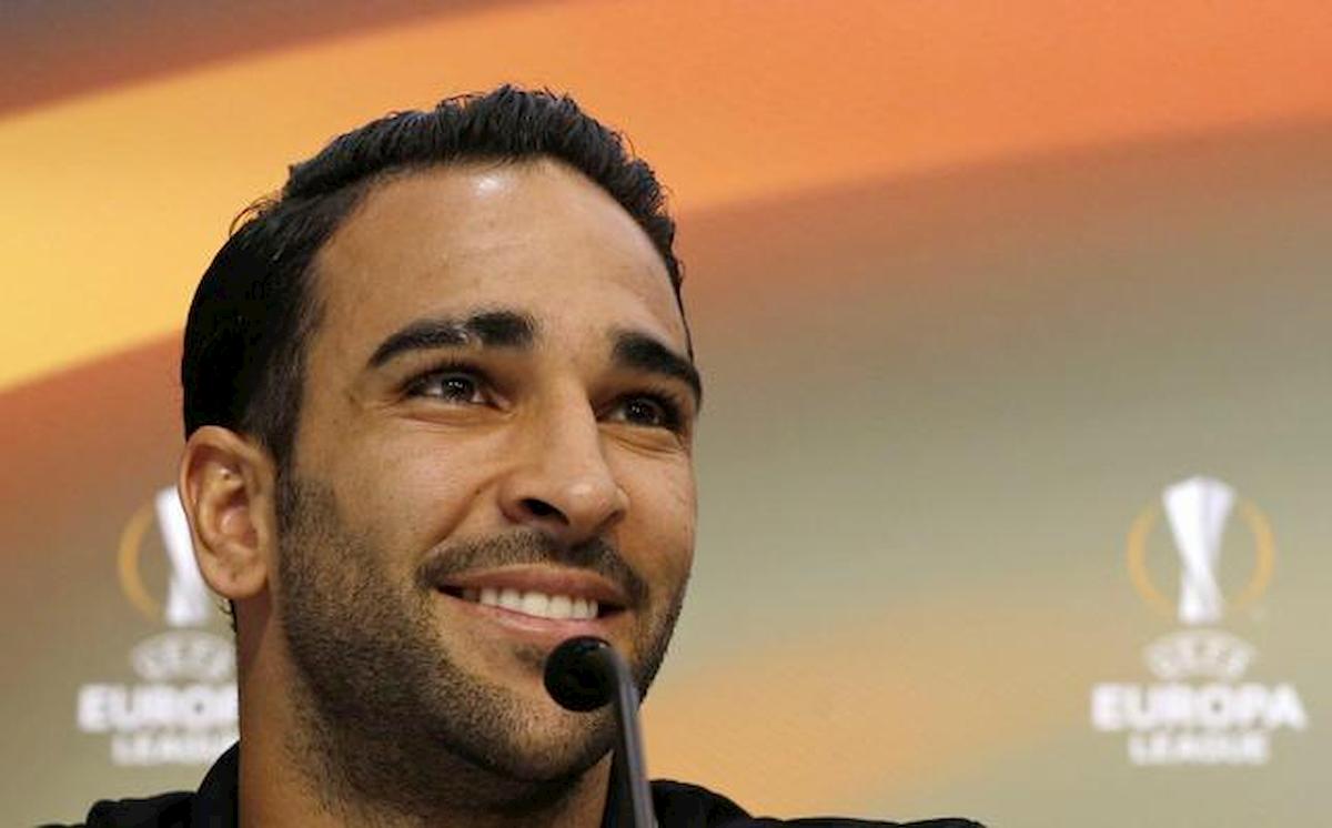 Adil Rami, rosa e video messaggio in diretta tv per conquistare Bianca Guaccero: "Sono a Nizza, tu a Milano. Non siamo lontani..."