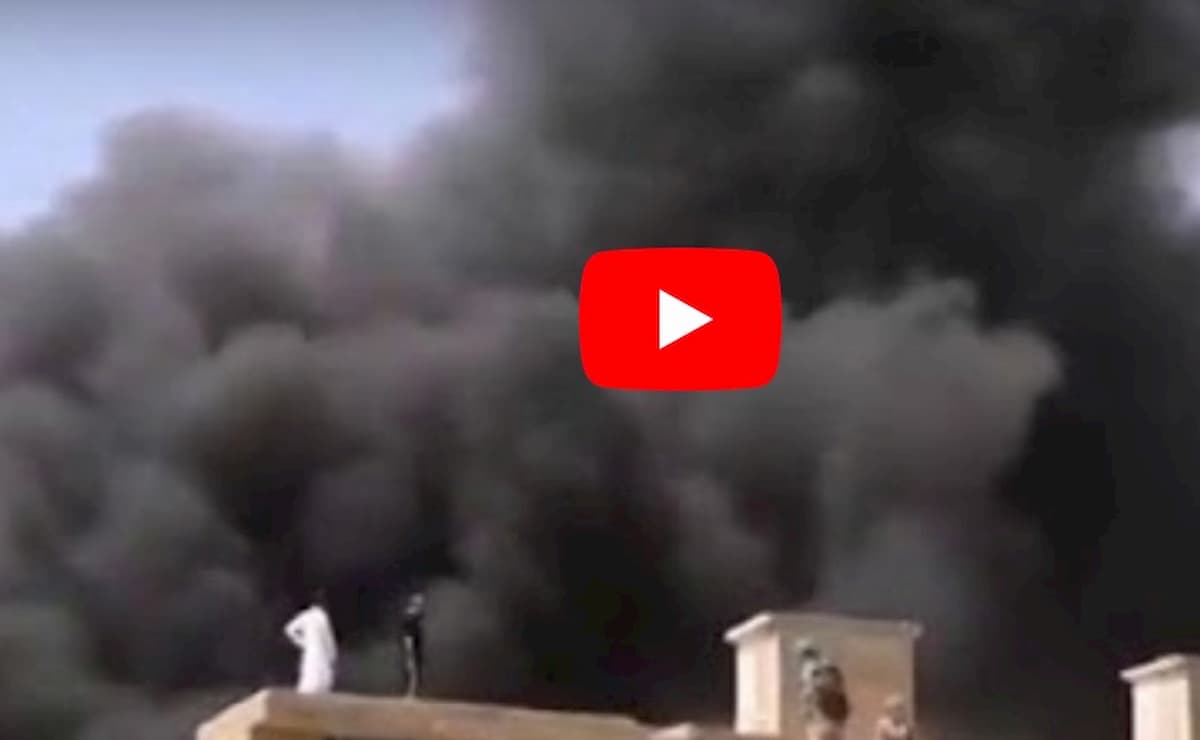 Aereo precipita in Pakistan: la colonna di fumo tra le case nel luogo dello schianto VIDEO