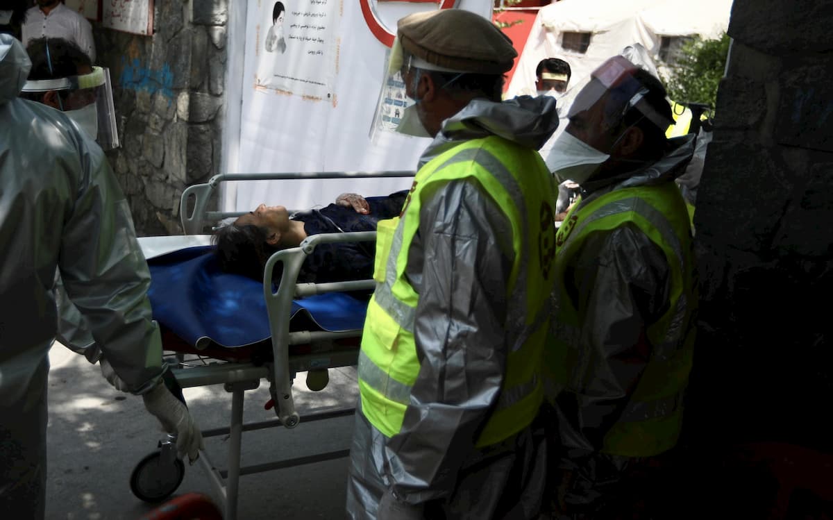Afghanistan, doppio attentato: colpiti un ospedale a Kabul e un funerale a Jalalabad VIDEO