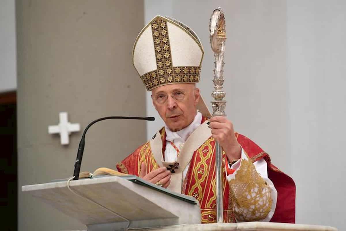 Genova ha un nuovo vescovo dopo Bagnasco, senza porpora, col saio del francescano, come il Papa