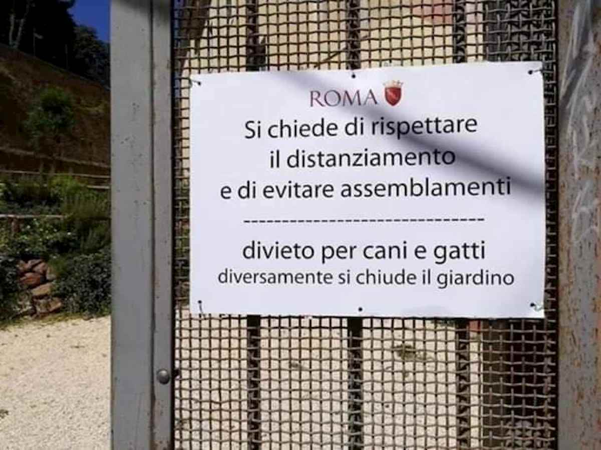 Roma, il cartello del Comune al parco parla cinese come il virus: "Vietati assemblamenti"