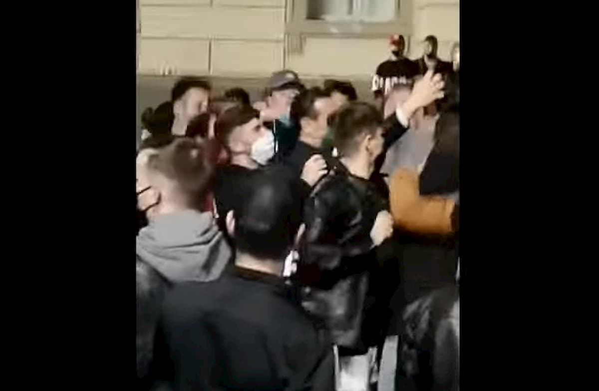 Avellino, movida in centro. Il sindaco Festa la "anima" con cori e selfie VIDEO