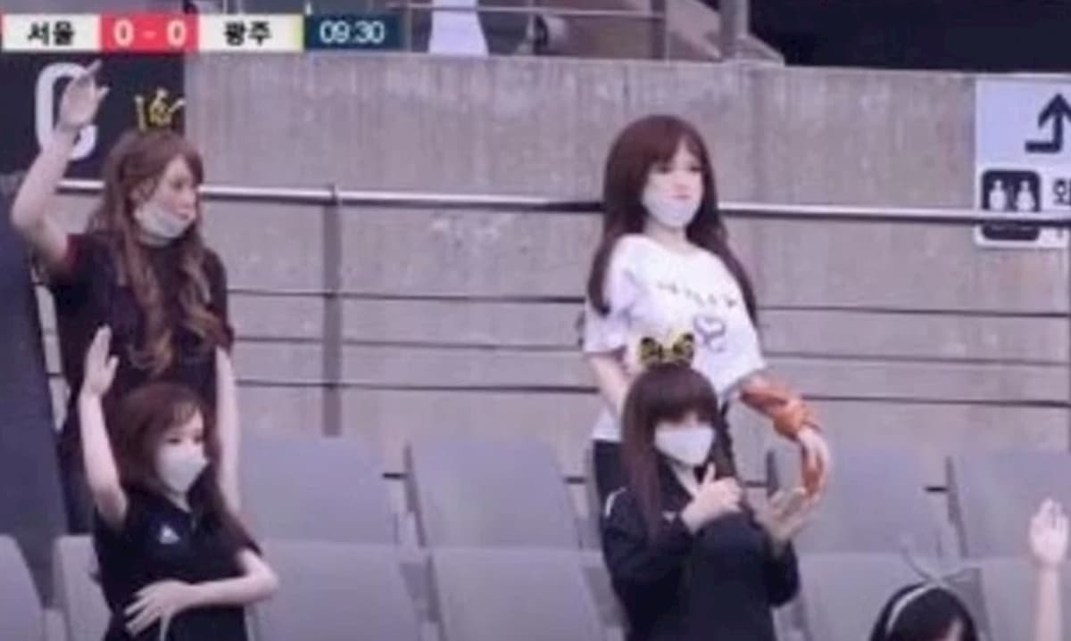 Bambole gonfiabili sugli spalti al posto dei tifosi: il Seul si scusa