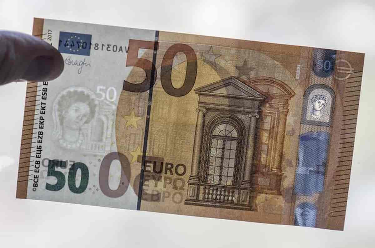 Banconote flase. Euro made in Italy, vale 15/30% di quello vero. Milano conia monete, Napoli banconote, Roma spaccia