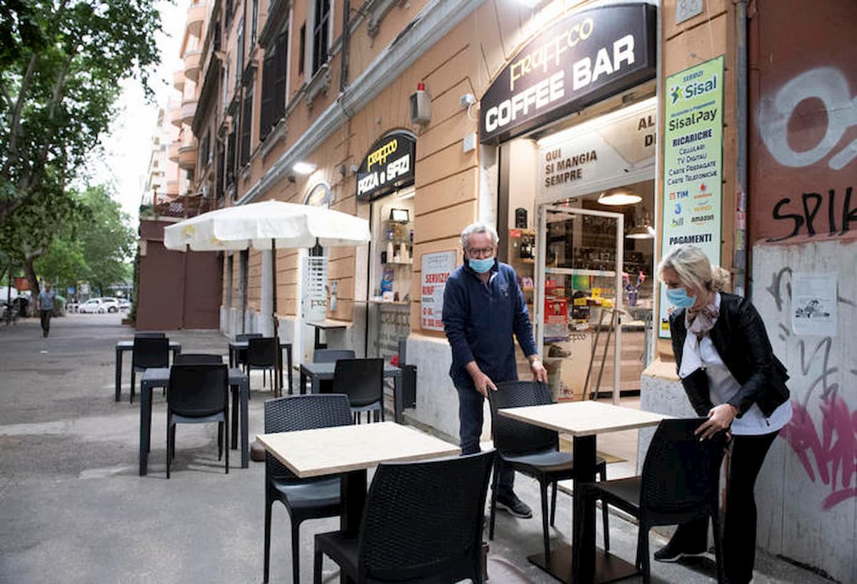 Fase 2, cosa non si può fare da giugno: cinema sì ma niente pop corn, viaggi sì ma solo Ue...