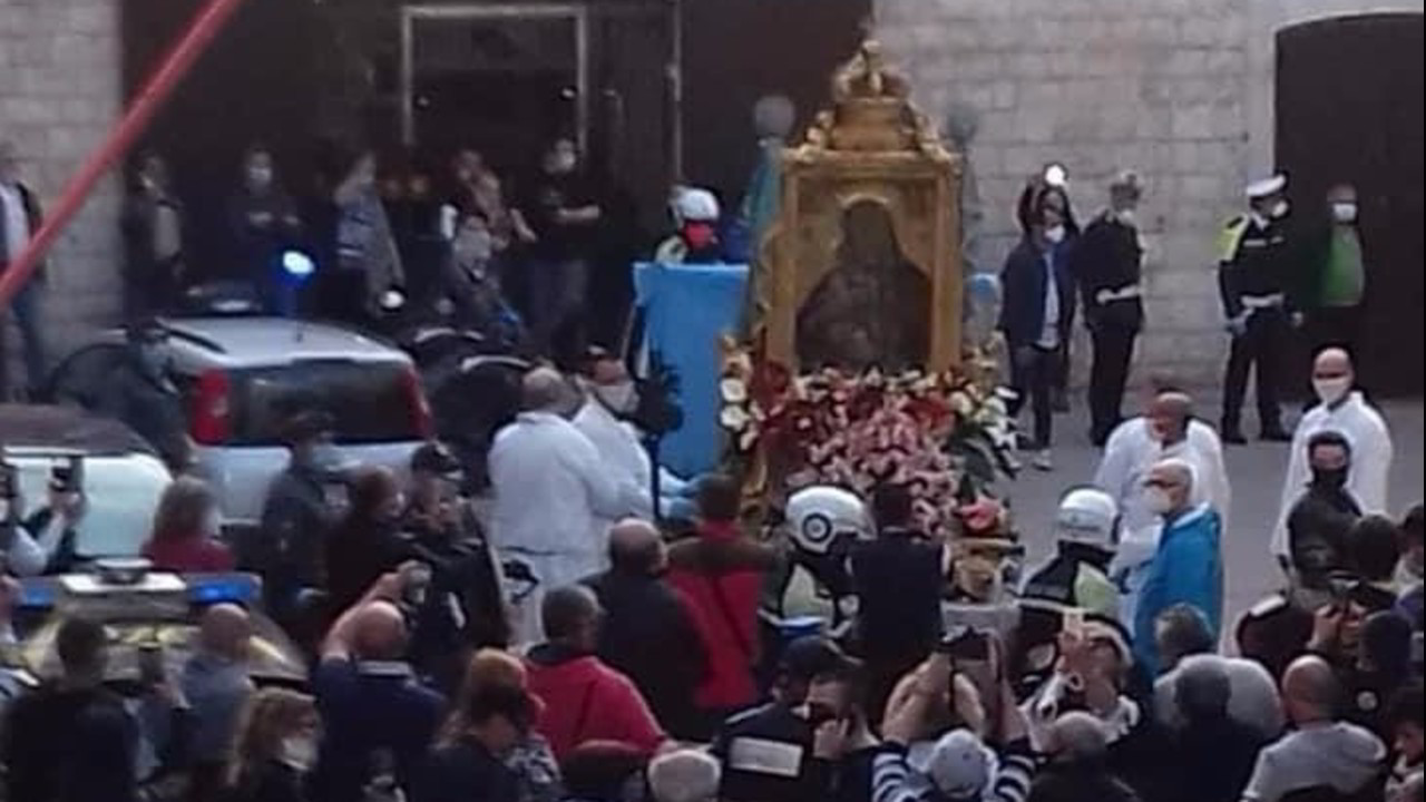 Barletta, folla alla processione per la Madonna dello Sterpeto. Il sindaco: "Non accadrà più"