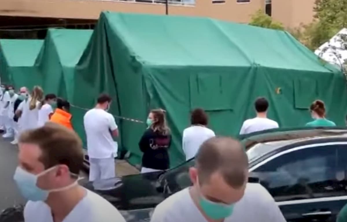 Belgio, la premier va a visitare un ospedale: medici e infermieri le danno le spalle VIDEO