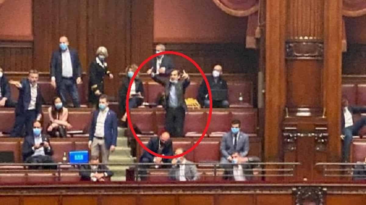 Daniele Belotti (Lega), gesto da stadio alla Camera contro il deputato M5s Currò FOTO