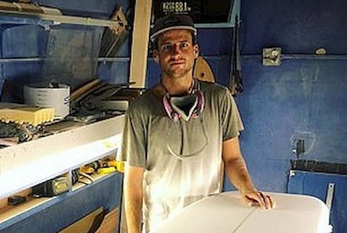 California, spiaggia chiusa per lockdown. Surfista fa il bagno e muore attaccato da uno squalo