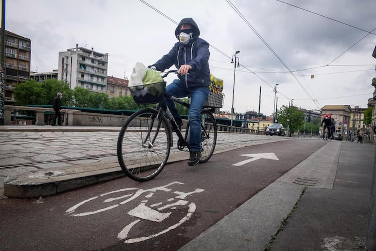 Auto, moto e bici: mascherina sì o no, quanta distanza... Tutte le regole (fino al 17 maggio)