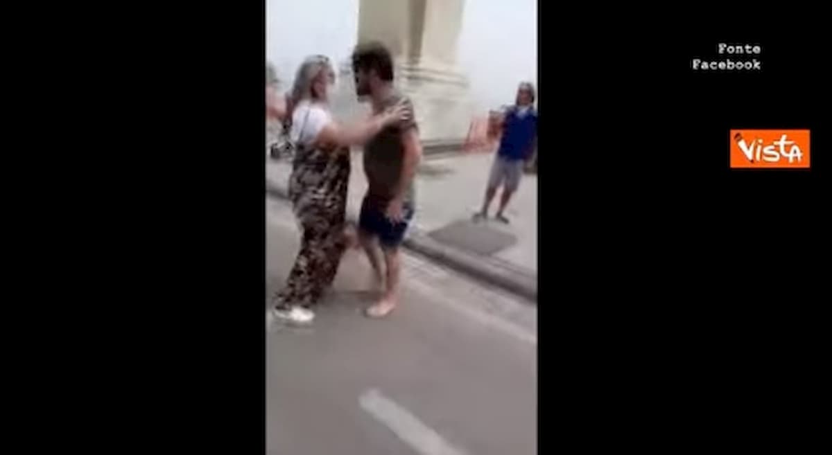 Rissa sfiorata sul lungomare di Napoli tra il consigliere regionale Borrelli e alcuni bagnanti abusivi VIDEO