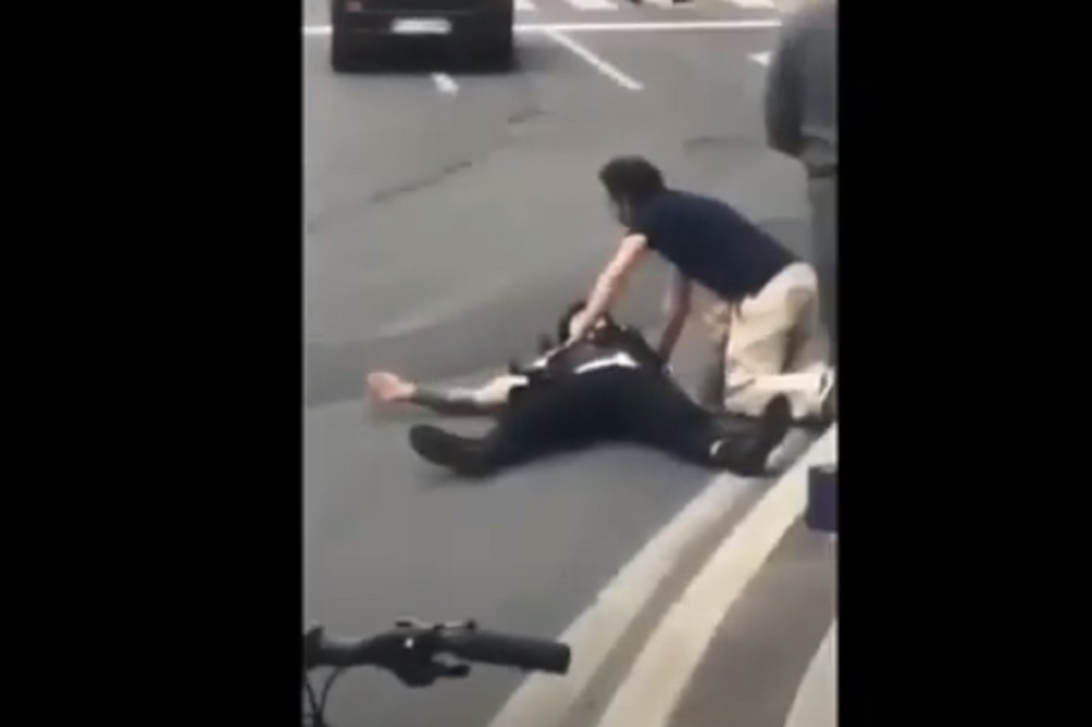 Striscia la Notizia, Brumotti preso a bastonate in faccia a Milano durante un servizio VIDEO