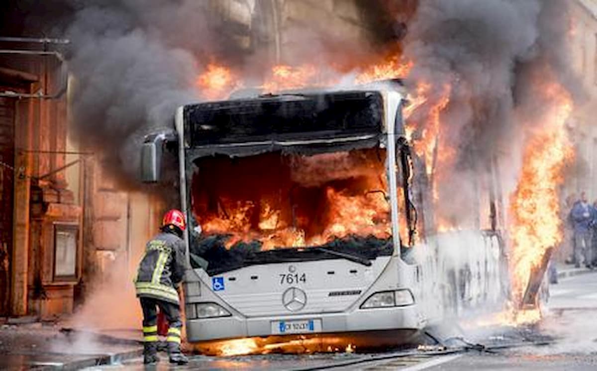 Roma, autobus in fiamme in Galleria Giovanni XXIII: un automobilista intossicato