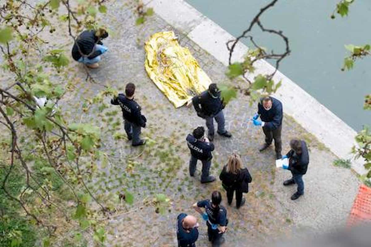 Roma, trovato cadavere nel Tevere in pieno centro: il corpo trasportato dalla corrente