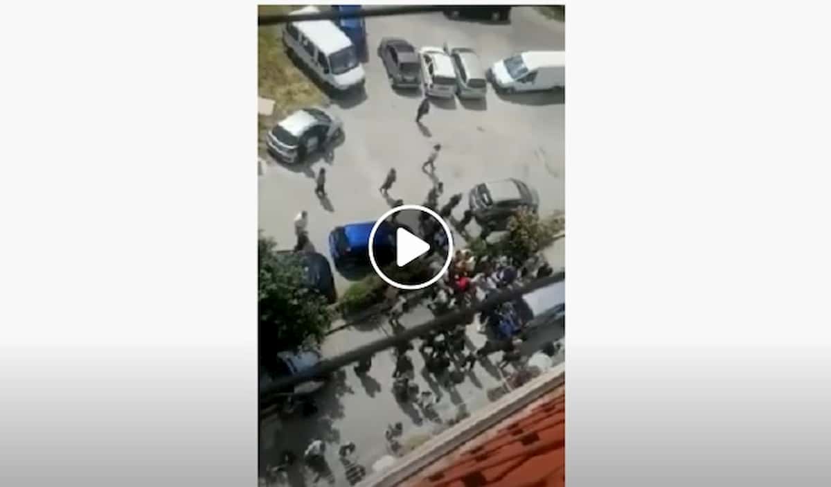 Coronavirus Campobasso, 22 positivi dopo giorni di contagi zero: colpa di un funerale rom con strette di mano VIDEO