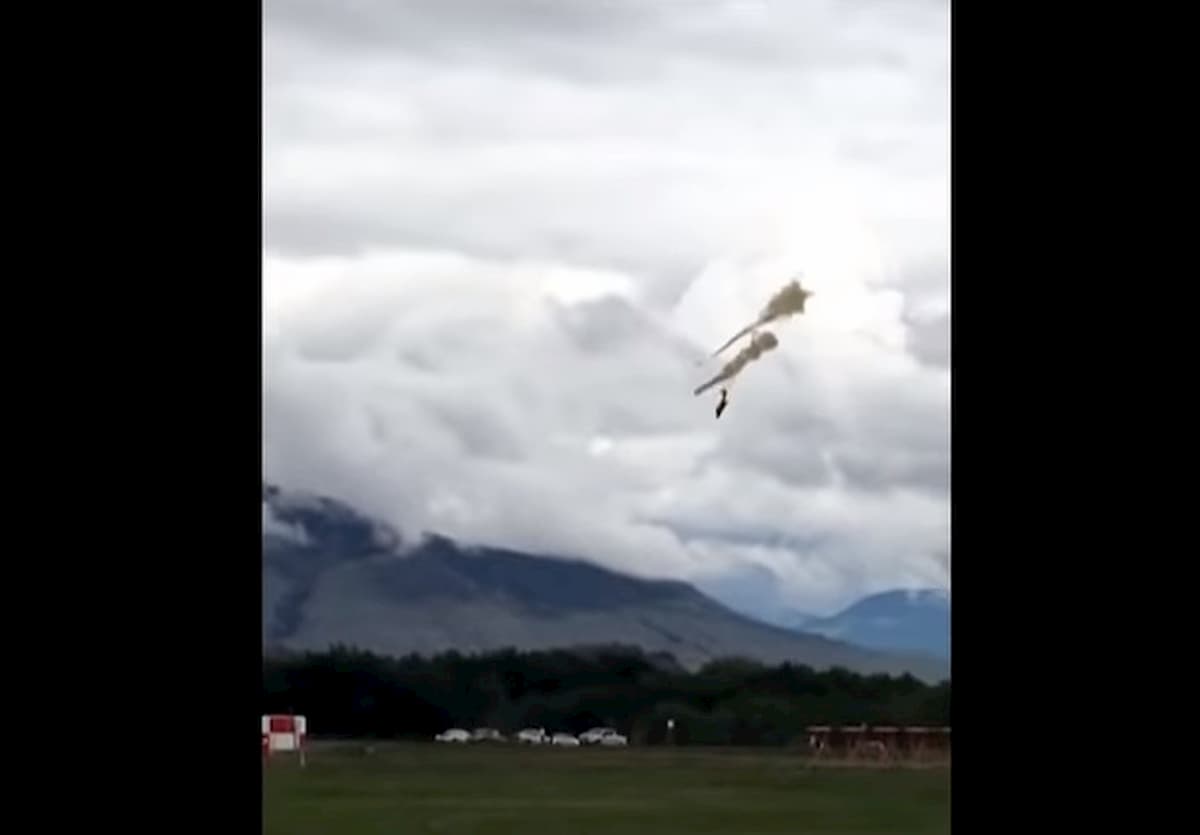 Aereo militare precipita durante esibizione: morta pilota, altro grave VIDEO