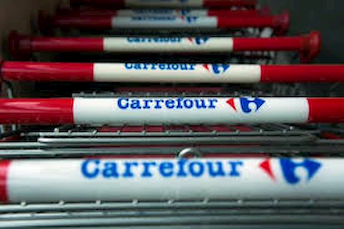 Carrefour richiama alcuni lotti del proprio latte: pezzi di plastica nelle bottiglie