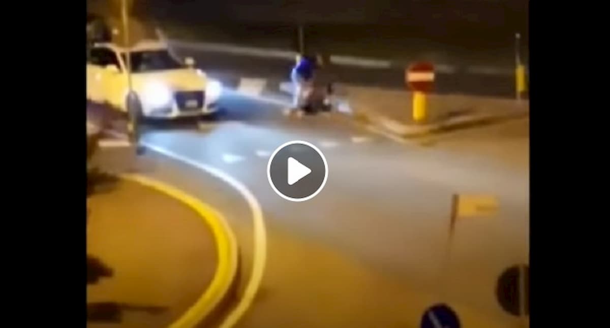 Tressano di Castellarano, uomo pestato da branco per strada. Poi tentano anche di investirlo VIDEO