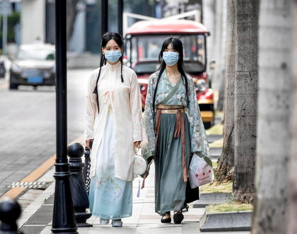 Cina - Ue, scontro sull'origine del virus. Pompeo ritratta, ma Pechino esagera: "Non è nato qui"