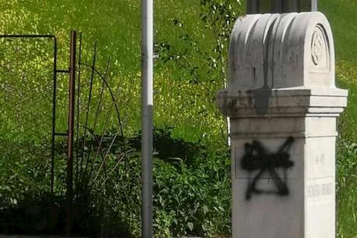 Brennero, imbrattato il cippo di frontiera e rubato il tricolore. Roberto Paccher: "Gesto ignorante"