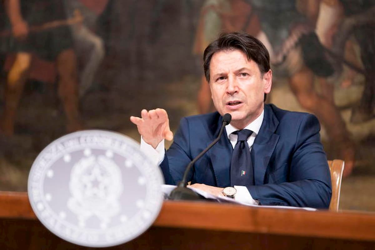 Fase 2, dal 18 maggio sì a spostamenti liberi in regione, negozi, parrucchieri, estetisti, bar e ristoranti. Ma così